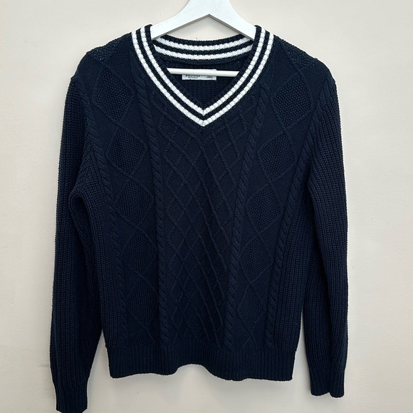 HOLLISTER | Oversized Tipped Cable-Knit V-Neck Sweater - Picture 4 of 7